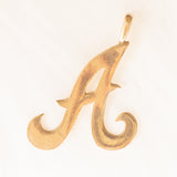 Ciondolo vintage a forma di “A” in oro giallo 9K, anni ‘70