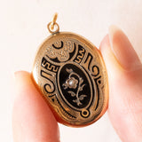 Ciondolo portafoto antico in oro giallo 18K con smalti neri e perlina bianca, primi del ‘900