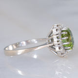 Anello a margherita vintage in oro bianco 14K con peridoto verde (2.60ct ca.) e diamanti di taglio brillante (0.36ctw ca.), anni ‘70/‘80