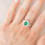 Anello a margherita in platino con smeraldo cabochon (1.35ct) e diamanti (1.13ctw), anni ‘70/‘80