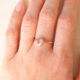 Anello vintage in oro giallo 9K con zaffiro rosa sintetico di taglio a cuore (0.60ct ca.) e diamante, anni ‘90 ca.