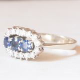 Anello vintage in oro bianco 18K con zaffiri (0.85ctw ca.) e diamanti di taglio brillante (0.40ctw ca.), anni ‘60/‘70