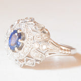 Anello vintage in oro bianco 18K con zaffiro (0.50ct ca.) e diamanti di taglio brillante (0.36ctw ca.), anni ‘50/‘60