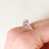 Anello vintage in oro bianco 9K con acquamarine (0.40ctw ca.) e diamanti (0.08ctw ca.), anni ‘80/‘90