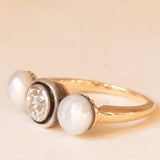 Trilogy antico in oro giallo 18K e argento con perle bianche e diamante di taglio vecchia miniera (0.48ct ca.), anni ‘10/‘20