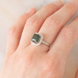 Anello a margherita vintage in oro bianco 18K con tormalina verde (2.80ct) e diamanti (0.40ctw), anni ‘2000