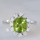 Anello a margherita vintage in oro bianco 14K con peridoto verde (2.60ct ca.) e diamanti di taglio brillante (0.36ctw ca.), anni ‘70/‘80