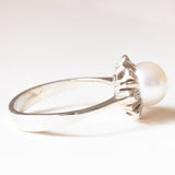 Anello a margherita in oro bianco 18K con perla bianca e diamanti (0.08ctw ca.), anni ‘50/‘60