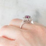 Anello a margherita vintage in oro bianco 14K con rubino (1.15ct ca.) e diamanti (0.15ctw ca.), anni ‘70