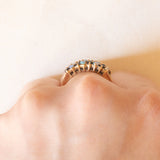 Anello vintage in oro giallo 8K con zaffiri (0.16ctw ca.) e opali (0.08ctw ca.), anni ‘60/‘70