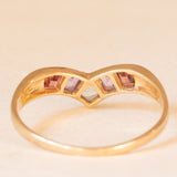 Anello vintage a “V” in oro giallo 9K con tormaline rosse, ametiste e acquamarina, anno 1990