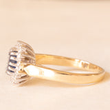 Anello a margherita vintage in oro giallo e bianco 9K con zaffiro (0.50ct ca.) e diamanti di taglio brillante (0.20ctw ca.), anni ‘70/‘80