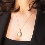 Collana vintage con catenina in oro giallo 9K e con ciondolo in oro giallo 9K con opale (3ct ca.), anni ‘70