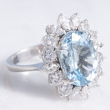 Anello a margherita vintage in oro bianco 8K con acquamarina (5.18ct ca.) e diamanti di taglio brillante e di taglio marquise (2.50ctw ca.), anni ‘70/‘80