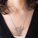 Collier Art Nouveau in oro bianco 18K con perline bianche e diamanti, anni ‘20