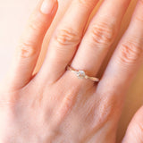 Trilogy vintage in oro bianco 9K con acquamarina (0.30ct ca.) e diamanti di taglio brillante (0.05ctw ca.)