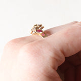 Anello a fiore vintage in oro giallo 8K con paste di vetro bianche e rubini sintetici (0.40ctw ca.), anni ‘50/‘60