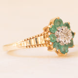 Anello a margherita vintage in oro giallo e bianco 9K con smeraldi (0.30ct ca.) e diamante, anno 1987