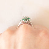 Anello vintage in oro bianco 18K con smeraldi (1ctw ca.) e diamanti (0.45ctw ca.), anni ‘70