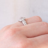 Anello a fiore in platino con diamanti fancy rosa (0.15ctw) e diamanti bianchi (0.86ctw), anni ‘90/anni ‘2000