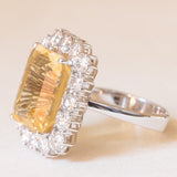 Anello a margherita vintage in oro bianco 18K con quarzo citrino (9.50ct ca.) e diamanti di taglio brillante (1.60ctw ca.), anni ‘60