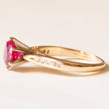 Anello vintage in oro giallo 14K con rubino sintetico (1.40ct ca.) e diamanti di taglio brillante (0.10ctw ca.), anni ‘70/‘80