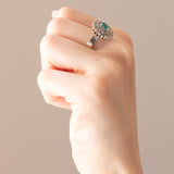 Anello a margherita vintage in oro bianco 18K con smeraldo (0.50ct ca.) e diamanti (0.53ctw ca.), anni ‘60/‘70