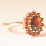 Anello a margherita vintage in oro giallo 9K con granati (1ctw ca.), anni ‘70