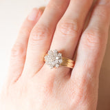 Anello a fiore vintage in oro giallo e bianco 14K con diamanti di taglio brillante (0.95ctw ca.), anni ‘60/‘70