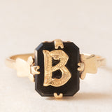 Anello antico in oro giallo 9K con onice e con lettera “B”, anni ‘30