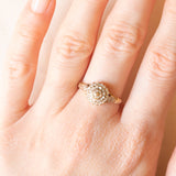 Anello a fiore vintage in oro giallo e bianco 9K con diamanti (0.25ctw ca.), anni ‘60/‘70