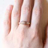 Anello antico francese in oro giallo e bianco 18K con diamanti (centrale di taglio brillante e di 0.28ct ca.), anni ‘30/‘40