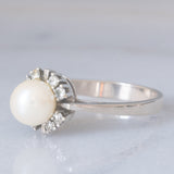 Anello a margherita vintage in oro bianco 14K con perla bianca e diamanti di taglio brillante (0.20ctw ca.), anni ‘60