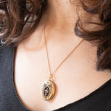 Ciondolo portafoto antico in oro giallo 18K con smalti neri e perlina bianca, primi del ‘900