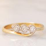 Trilogy vintage in oro giallo e bianco 14K con diamanti di taglio brillante (0.30ctw ca.), anni ‘60/‘70