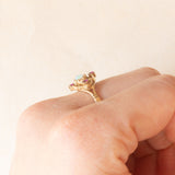 Anello vintage in stile antico in oro giallo 9K con opale (0.20ct ca.) e rubini sintetici (0.30ctw ca.), anni ‘80