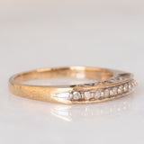 Anello vintage in oro giallo 9K con diamanti (0.10ctw ca.) e scritta traforata “MUM”, anni ‘80/‘90