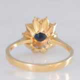Anello a margherita vintage in oro giallo 18K con zaffiro (0.70ct ca.) e diamanti di taglio brillante (0.40ctw ca.), anni ‘80/‘90