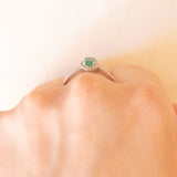 Anello a margherita vintage in oro bianco 9K con smeraldo (0.35ct ca.) e diamanti (0.15ctw ca.), anni ‘90