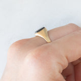 Anello chevalier vintage in oro giallo 9K con onice, anno 1979