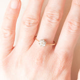 Anello a fiore antico in oro giallo e bianco 14K con diamanti di taglio vecchia miniera (0.14ctw ca.), anni ‘10