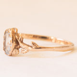 Anello vintage in oro giallo 8K con acquamarina (0.45ct ca.) e decorazioni floreali, anni ‘60/‘70