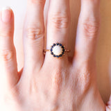 Anello a margherita vintage in oro giallo 9K con opale (1.20ct ca.) e zaffiri (0.44ctw ca.), anni ‘70