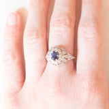 Anello vintage in oro bianco 18K con zaffiro (0.50ct ca.) e diamanti di taglio brillante (0.36ctw ca.), anni ‘50/‘60