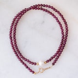Collana moderna con granati, perla bianca e oro giallo 14K