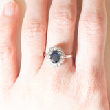 Anello a margherita vintage in oro bianco 14K con zaffiro (1.40ct ca.) e diamanti (0.30ctw ca.), anni ‘60/‘70