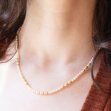 Collana vintage con perle bianche e perline in oro giallo 9K e con chiusura in oro giallo 9K, anni ‘50/‘60