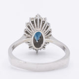Anello a margherita navette vintage in oro bianco 14K con zaffiro (0.60ct ca.) e diamanti (0.42ctw ca.), anni ‘70