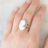 Anello retrò in oro giallo 14K con cammeo su conchiglia rappresentante profilo di soldato romano, anni ‘30/‘40