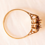 Anello a fiore vintage in oro giallo 9K con opale (0.30ct ca.) e granati (0.50ctw ca.), anno 1982